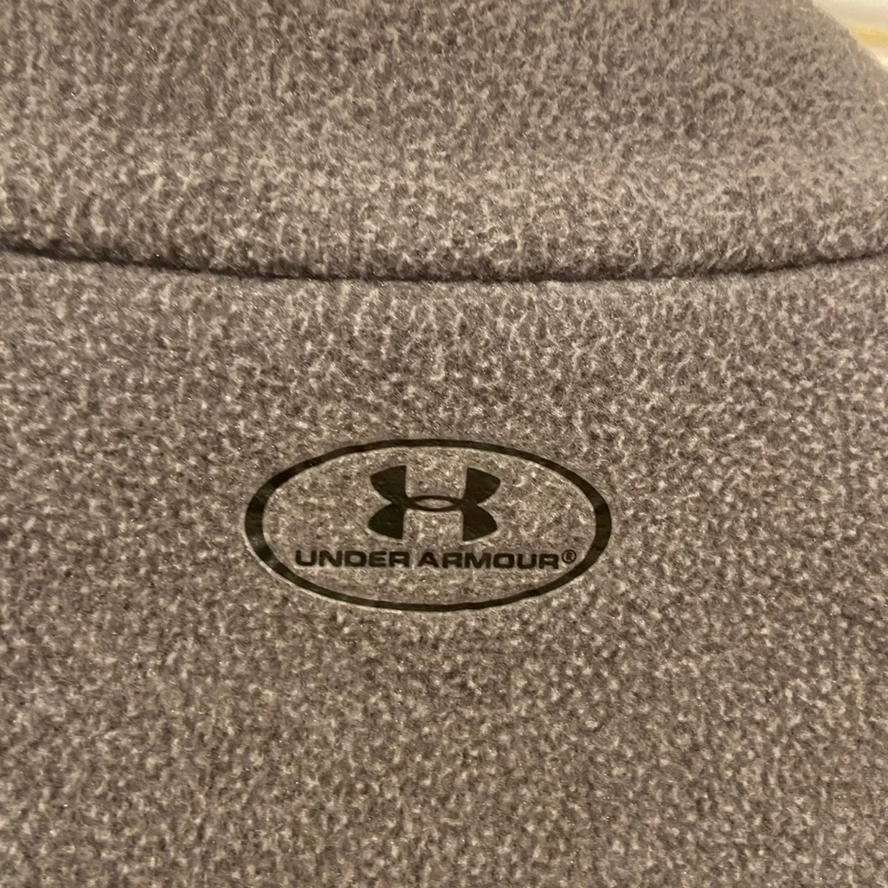 Under Armour Boys Gray with Red Trim 1/4 Zip Fleece Pullover 6